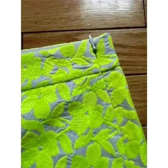 J.Crew Factory Women's Neon Yellow Floral Embroidered Chino Shorts Size 2 - Picture 4 of 8